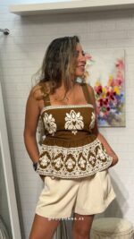Blusa Bordada Peplum Sofía Camel - Imagen 2